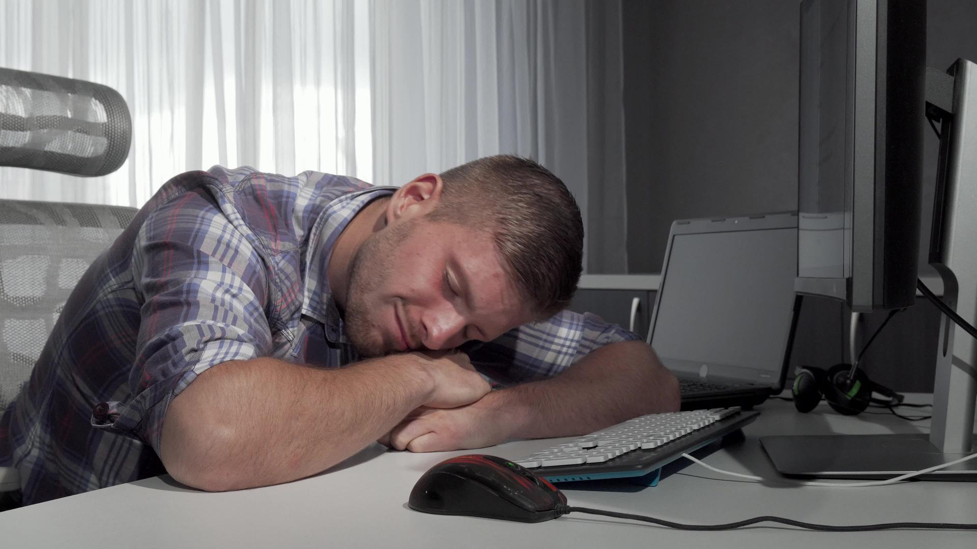 完成计算机工作后男人睡在桌子上视频的预览图