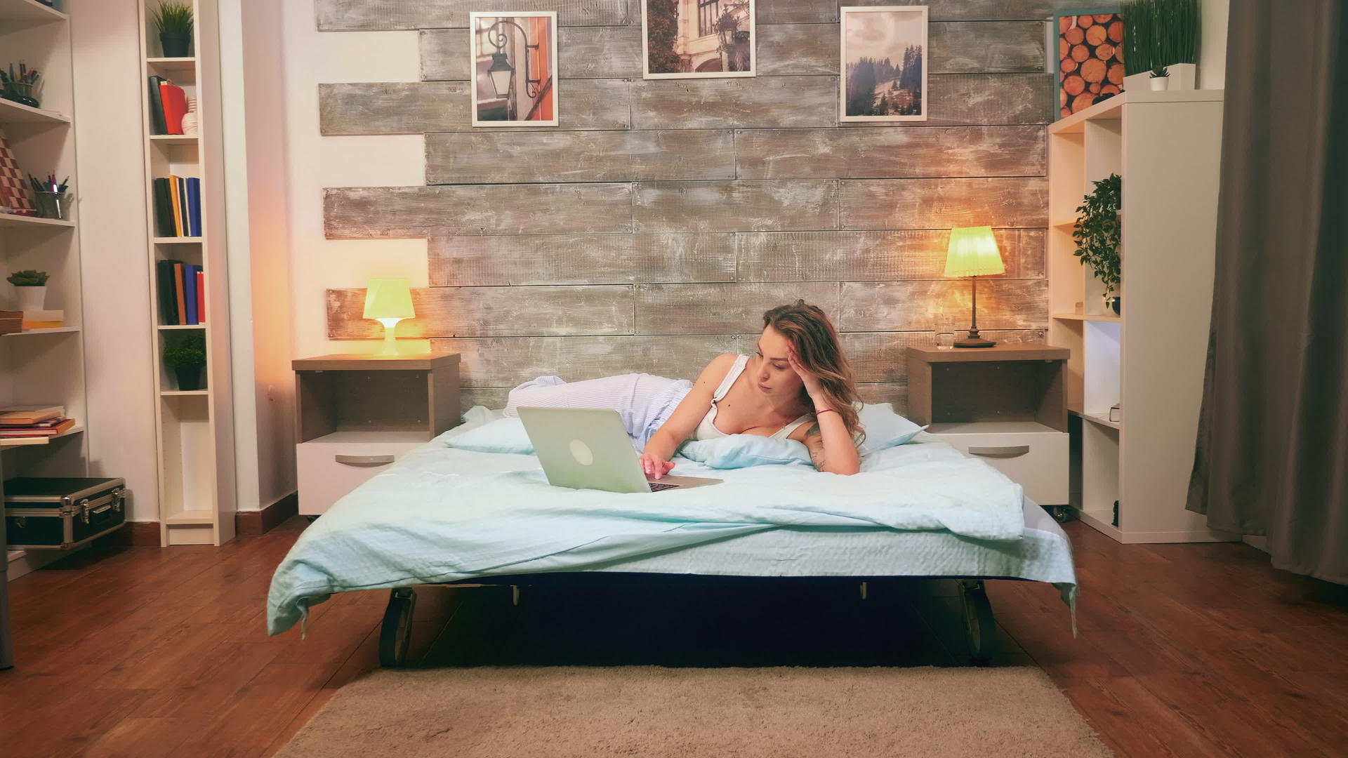 年轻美女穿着睡衣穿着笔记本电脑的睡衣视频的预览图