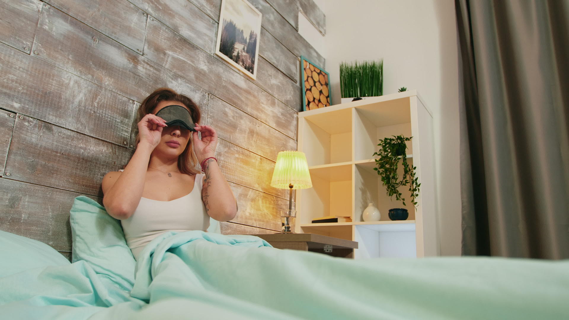 穿着睡衣的年轻女性在眼睛上戴着面具睡觉视频的预览图
