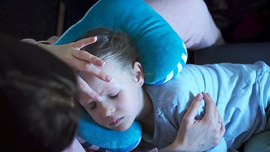 小女孩的母亲在航空旅行中睡在飞机上带着女儿坐飞机视频的预览图