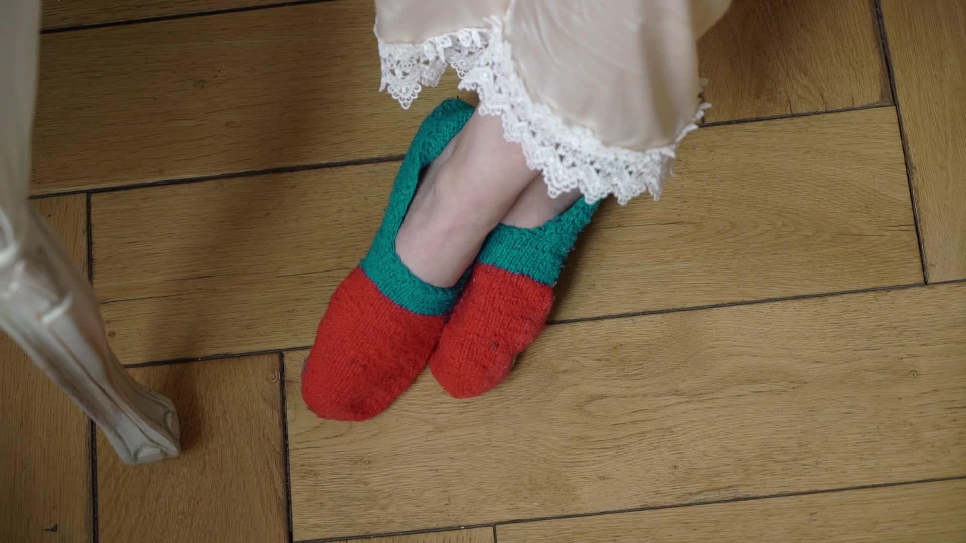 穿袜子的年轻女性在家视频的预览图