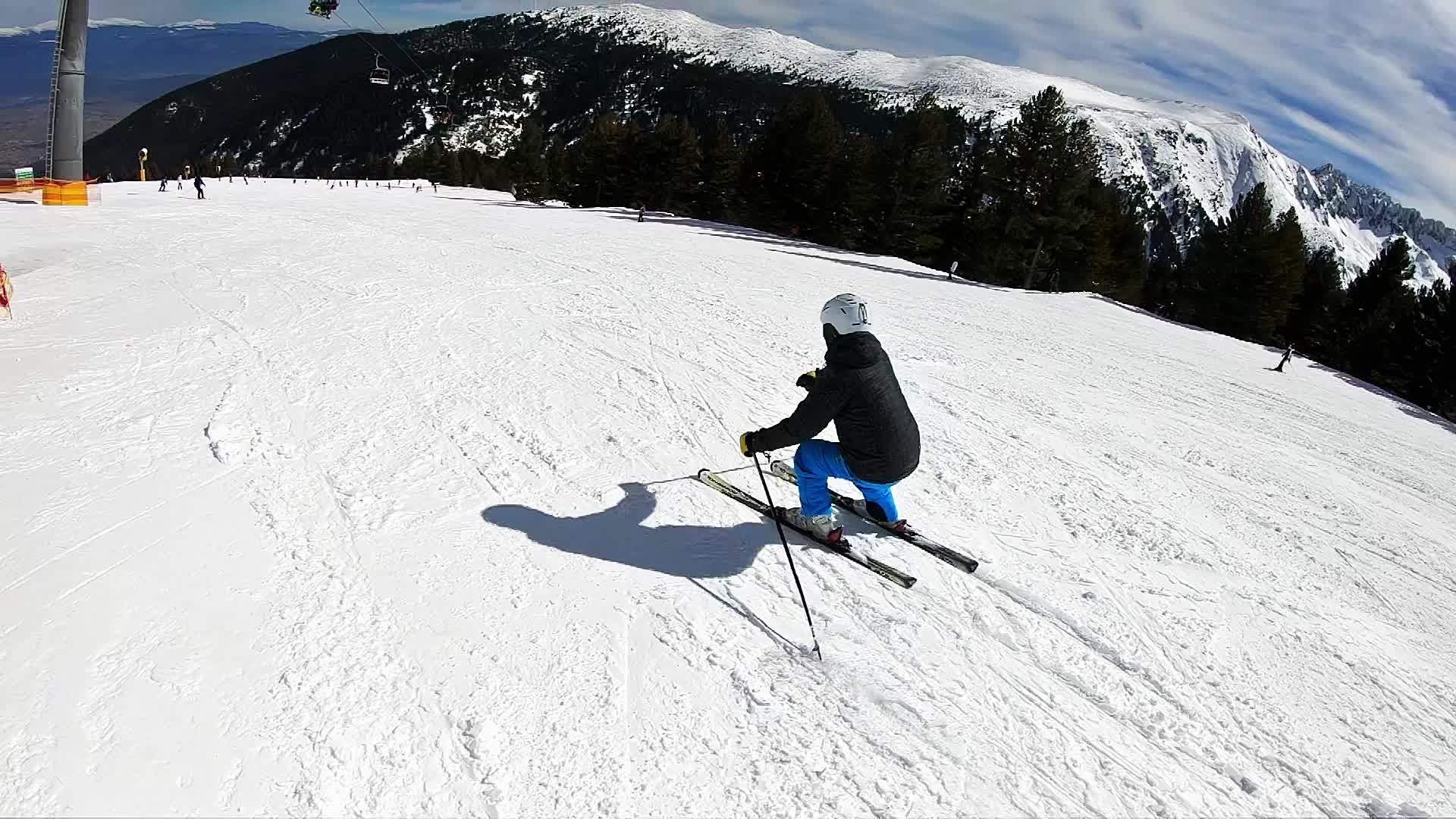 专业专家男子在准备好的斜坡上滑雪在阿尔卑斯山使用新鲜的滑雪视频的预览图