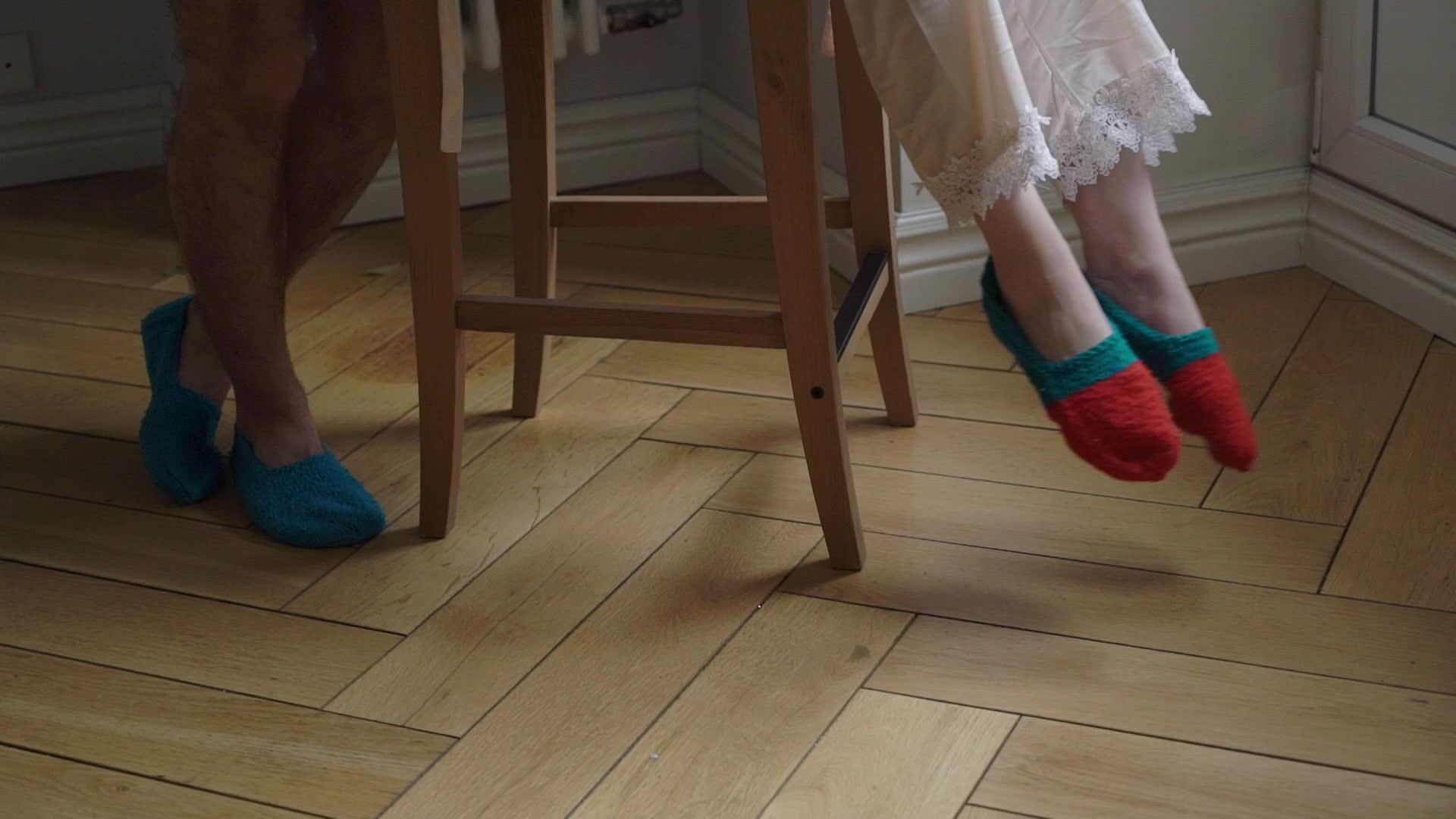 家里穿袜子的年轻夫妇视频的预览图