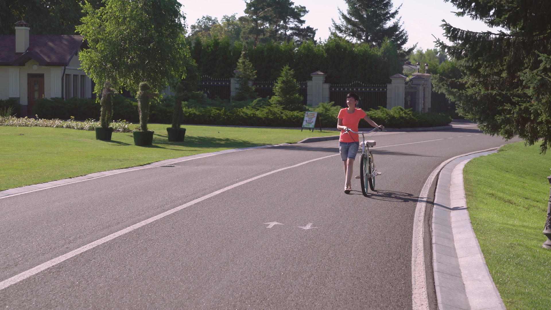 一个穿着便衣骑自行车的女孩视频的预览图