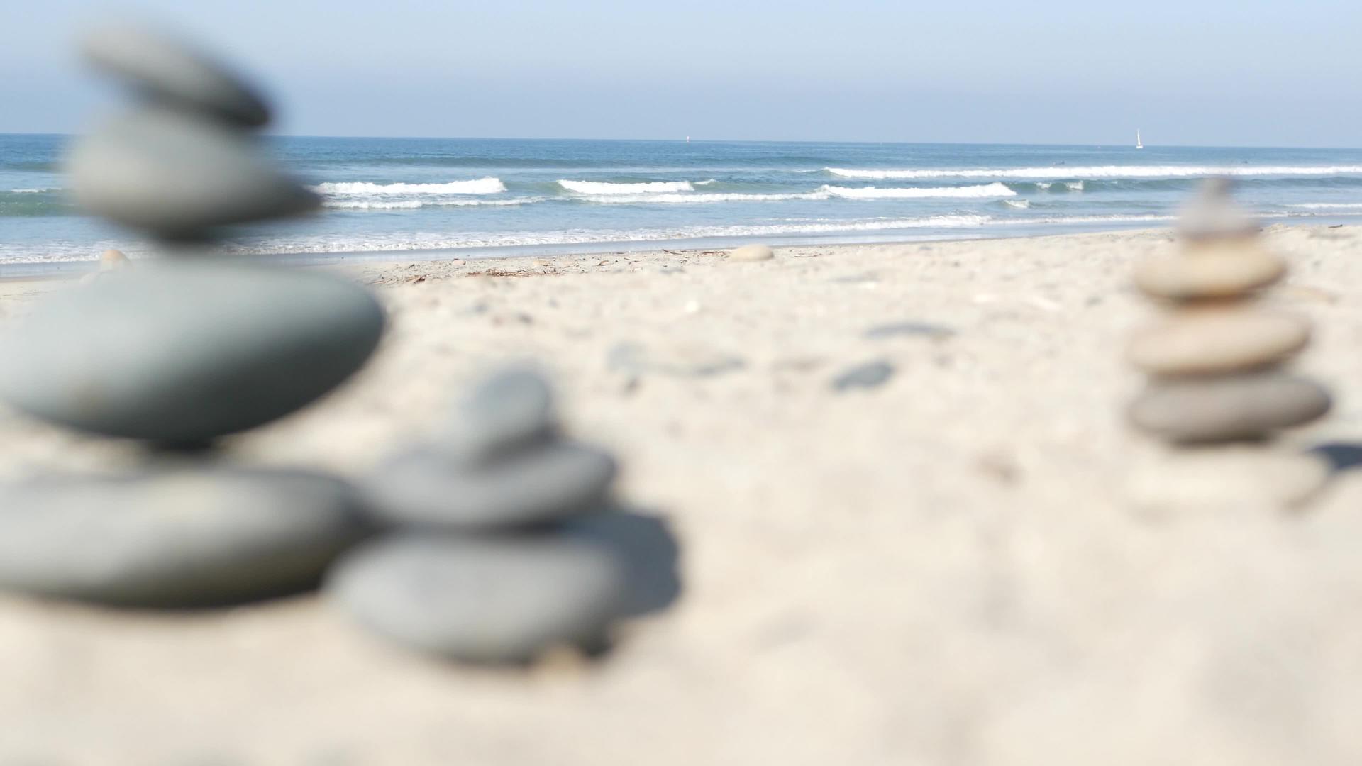 在海洋海滩上平衡岩石在海浪积岩石在沙滩上堆积岩石在沙滩上堆积岩石视频的预览图