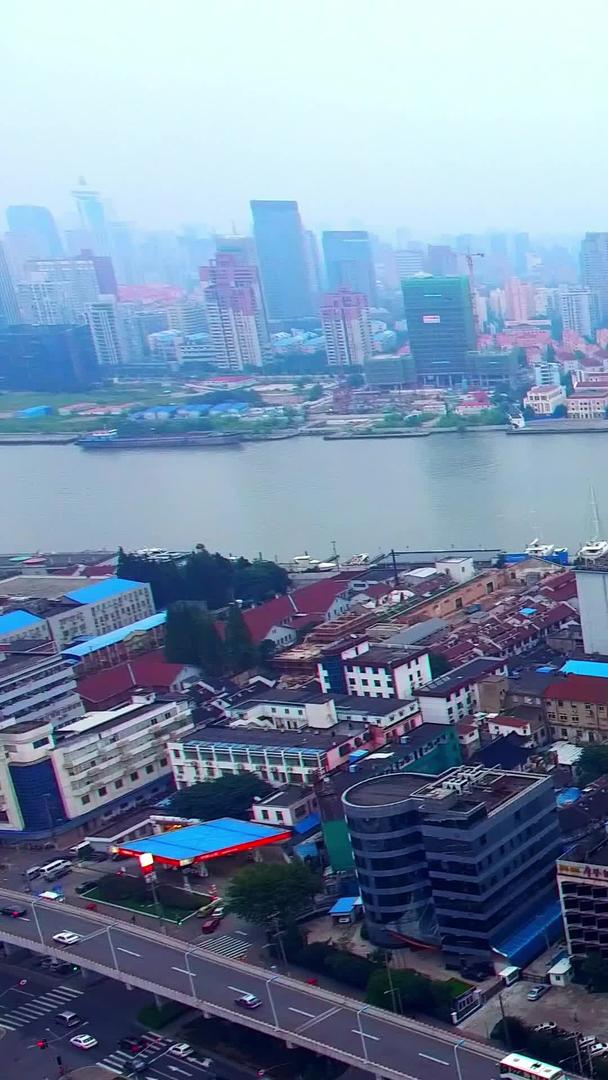 上海黄浦江南浦大桥航拍视频的预览图