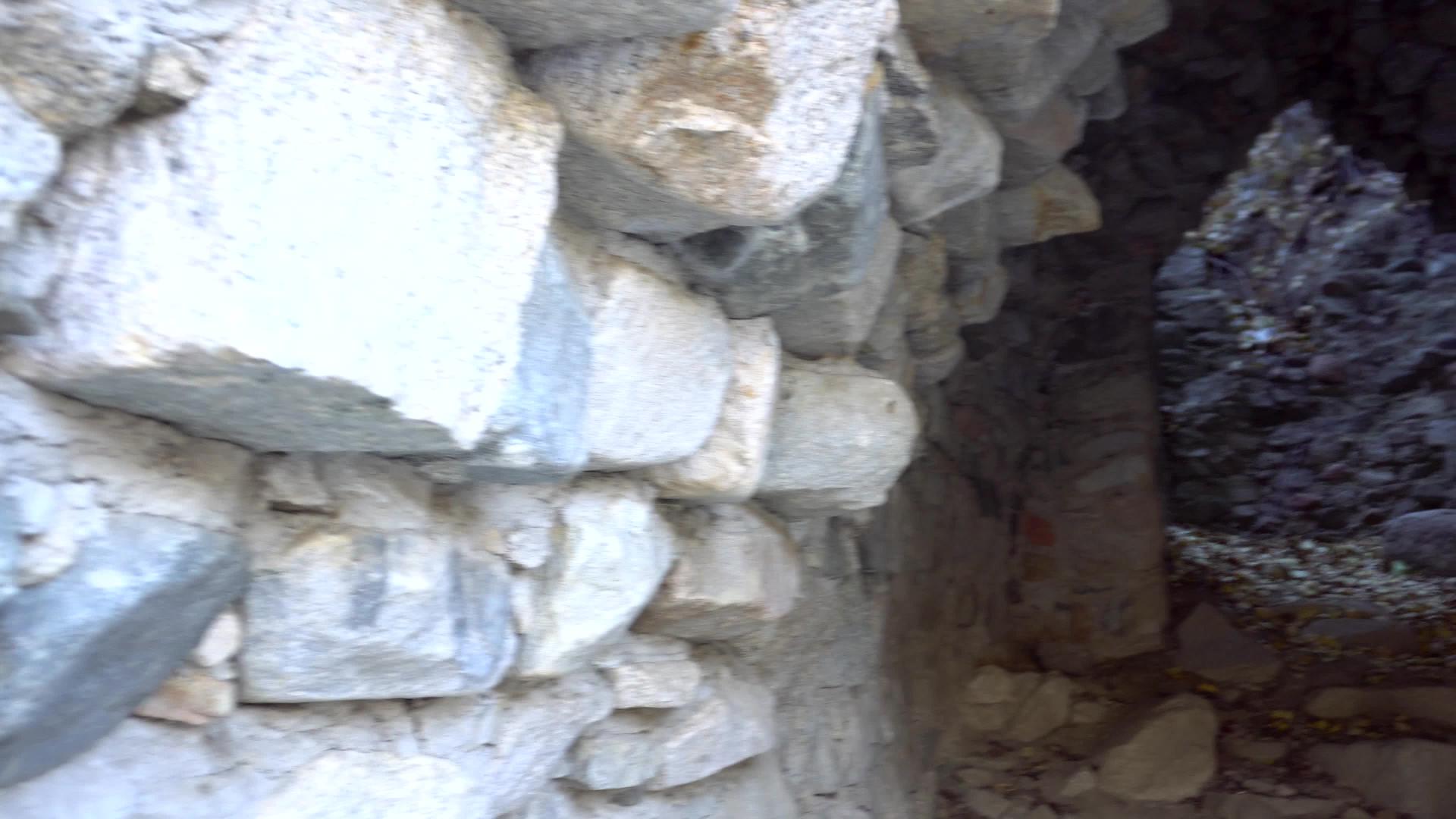 石头城堡靠近墙壁和内部视频的预览图
