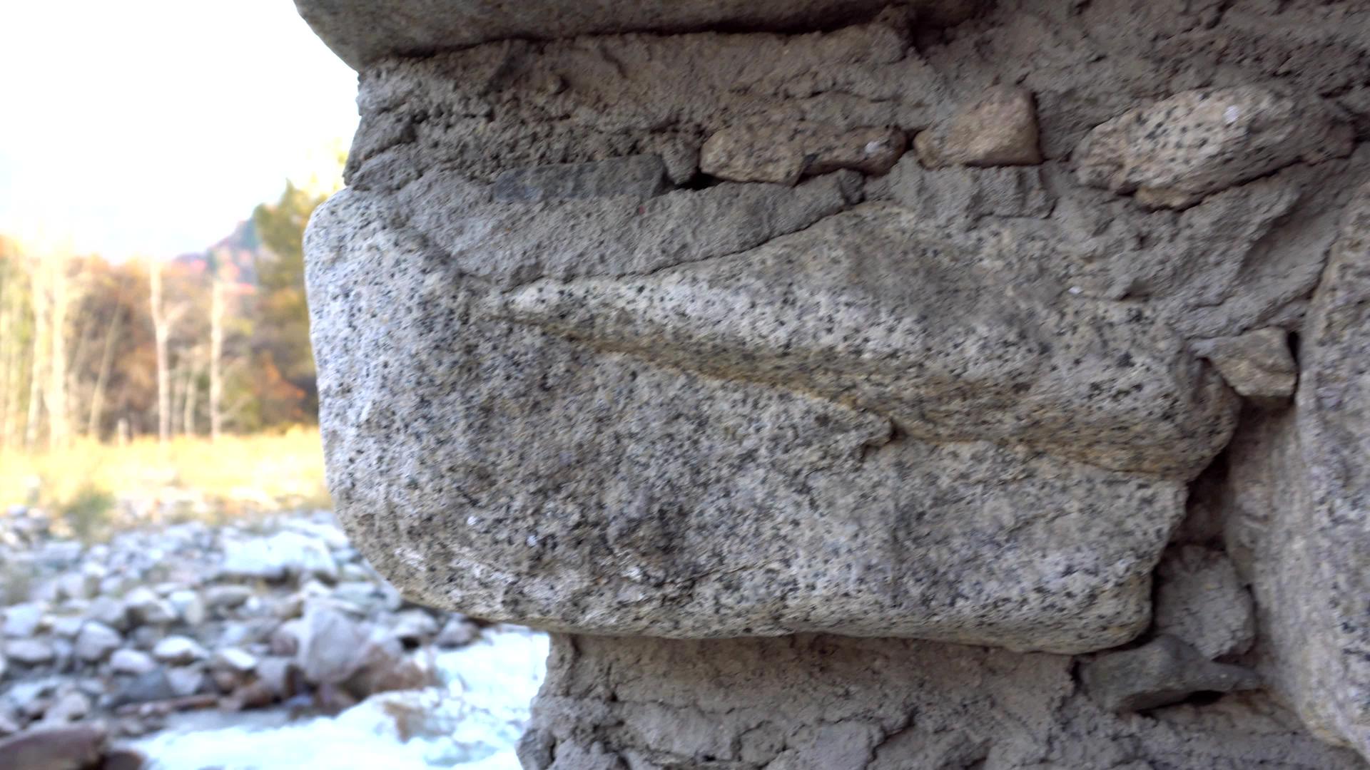 石头城堡靠近墙壁和内部视频的预览图