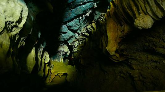 里面美丽多彩的洞穴视频的预览图