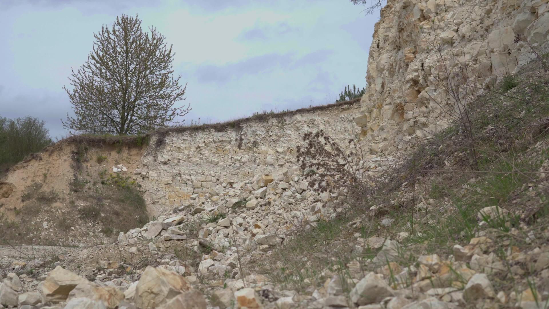 有陡坡的石灰岩叶视频的预览图