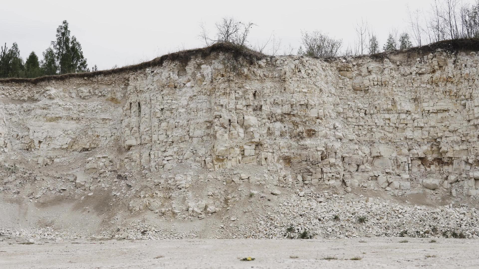 有陡坡的石灰岩叶视频的预览图