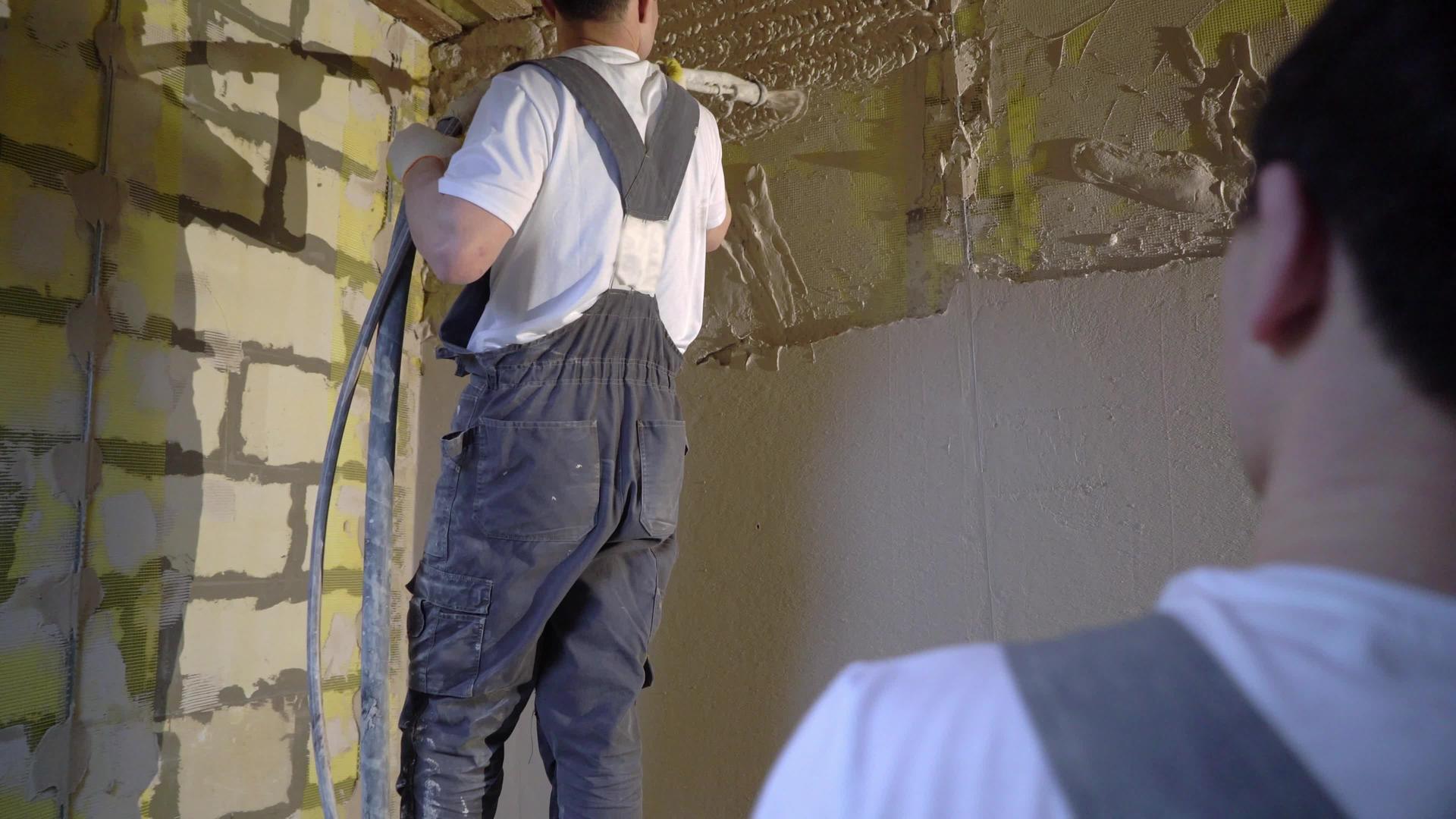 抹灰砂浆机自动修理或翻新房屋或公寓建筑商在建筑中视频的预览图