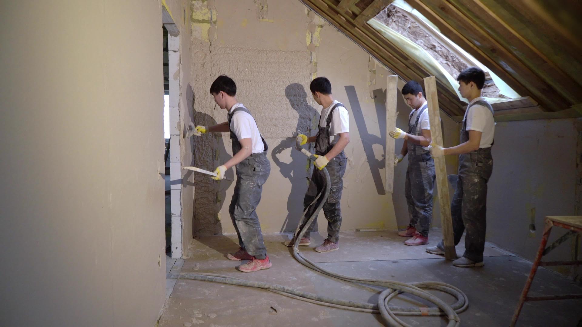 抹灰砂浆机自动修理或翻新房屋或公寓建筑商在建筑中视频的预览图