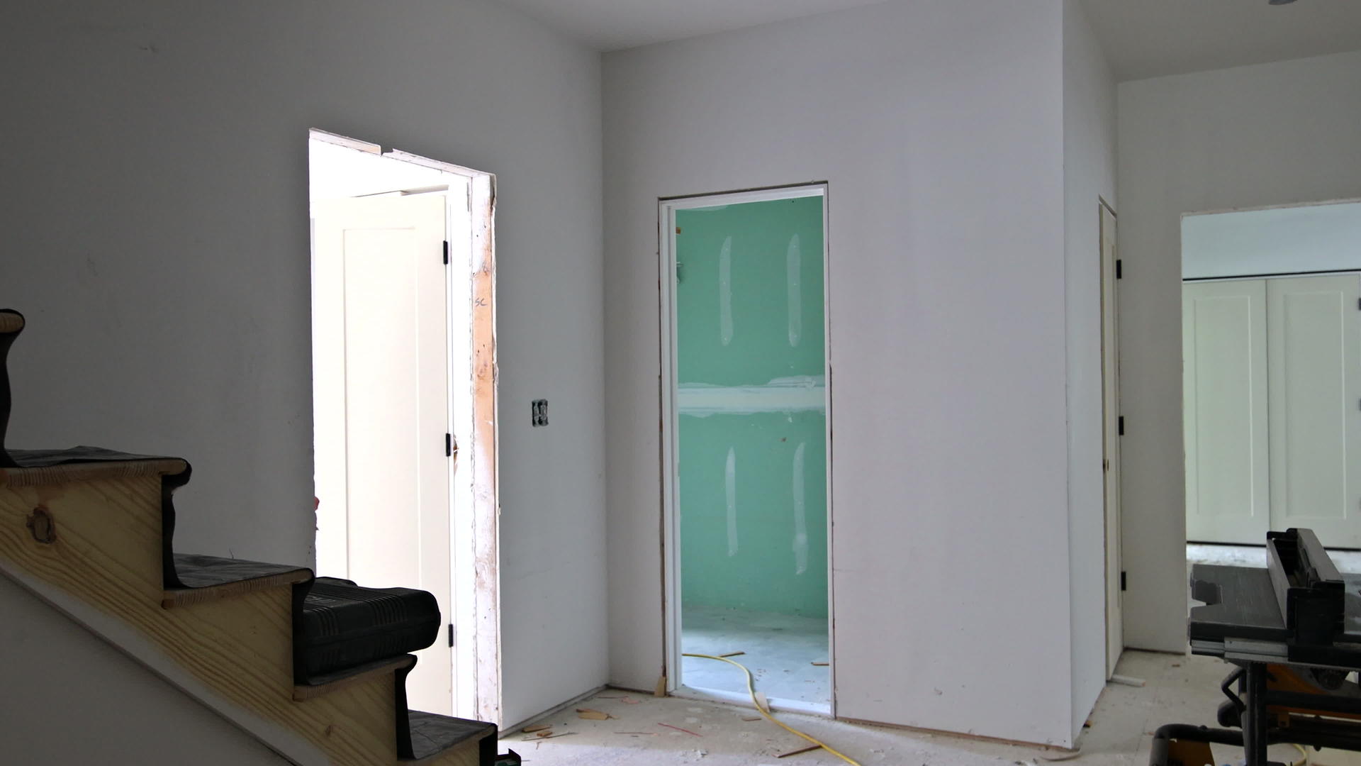 石膏板石膏和干墙内部安装新房视频的预览图