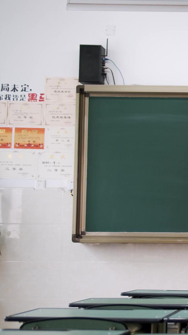 校园课堂实拍黑板高考倒计时视频的预览图
