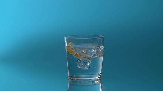 冰冰和柠檬在玻璃杯里旋转视频的预览图