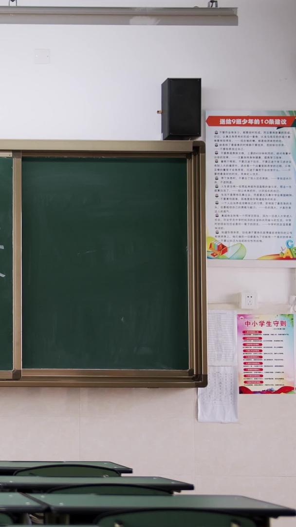校园课堂实拍黑板高考倒计时视频的预览图
