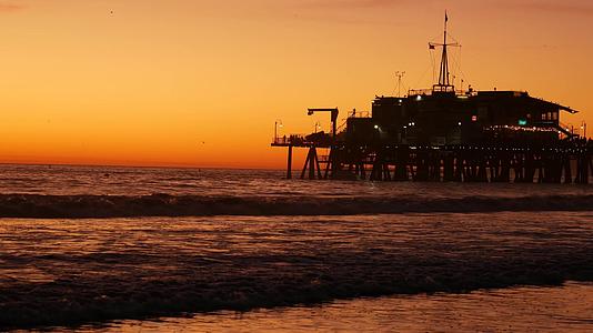 加利福尼亚州夏季海滩美学金色日落太平洋的天空圣莫尼卡视频的预览图