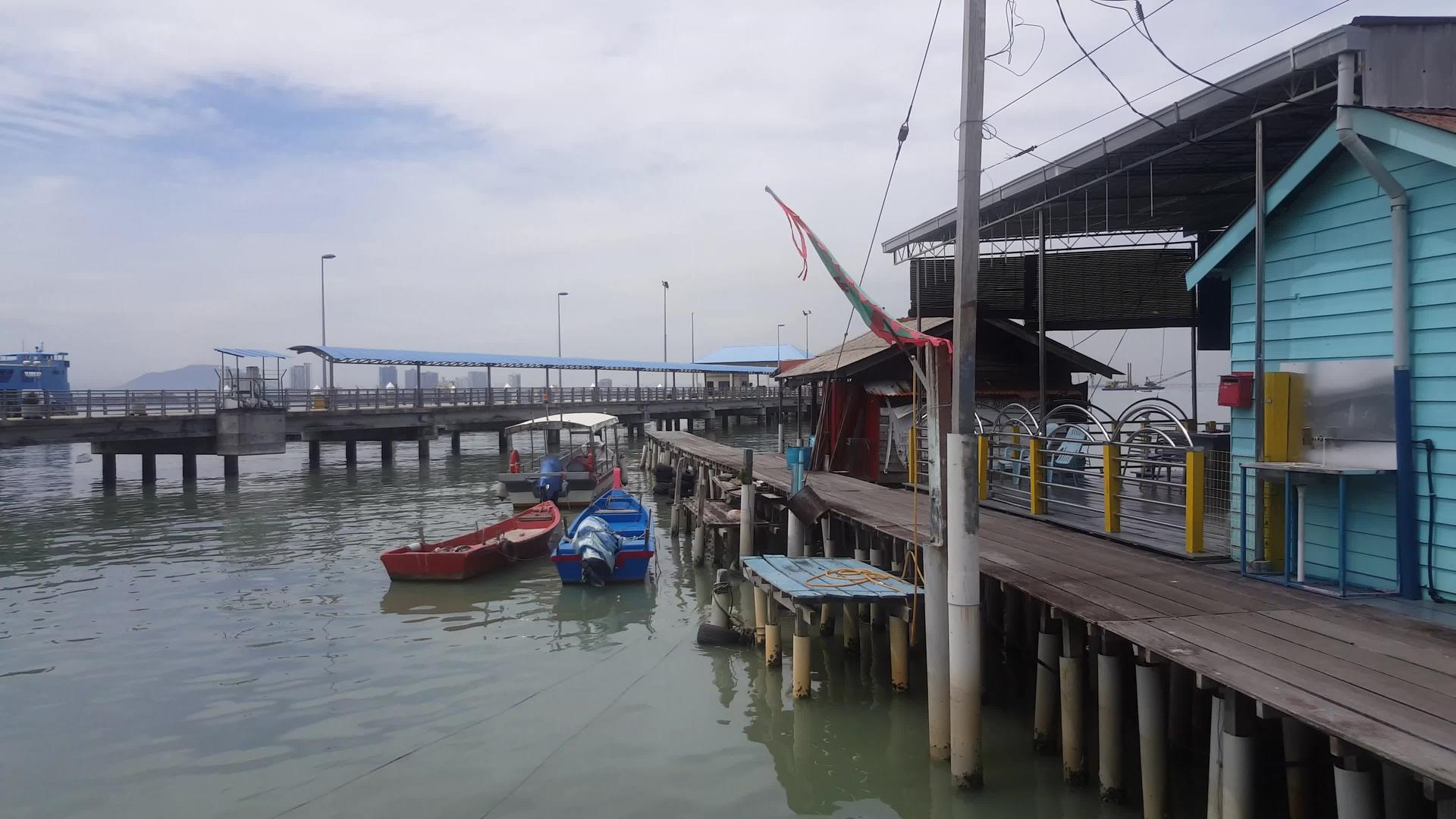 林氏海滨码头靠近渡轮视频的预览图
