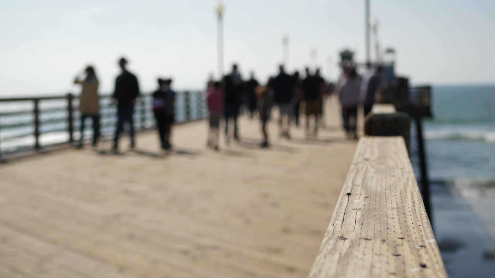 滨水加州海滨usa分散的海浪人们走路视频的预览图