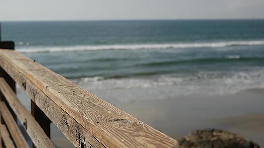 木码头滨水堤道加州海滩的铁栏杆海洋和海浪分散视频的预览图