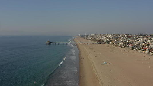 海滩上的海浪上的人们在洛杉矶加州阳光明媚的蓝天视频的预览图