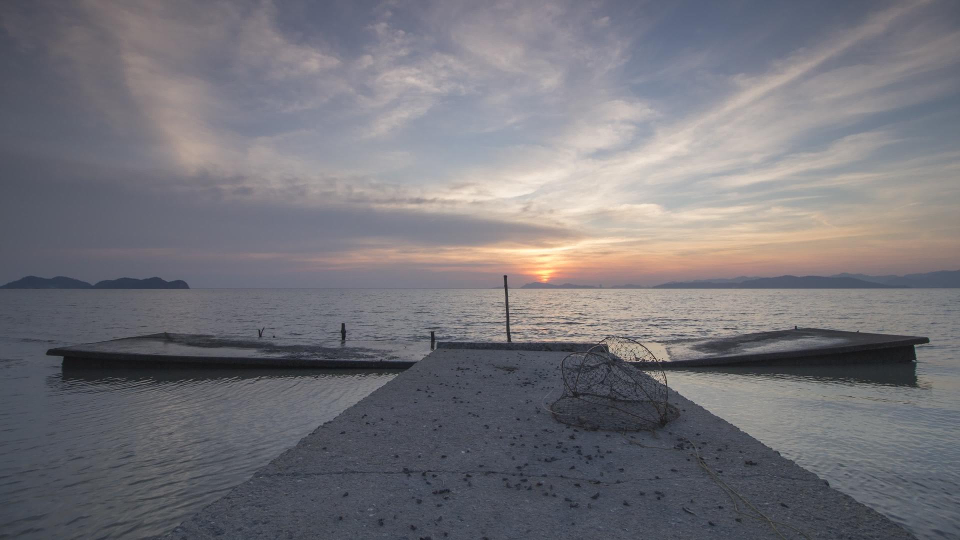 在孤独的码头度过美丽的日落视频的预览图