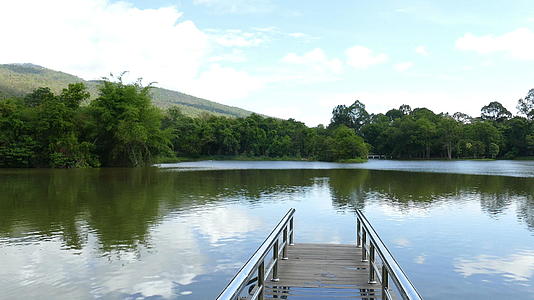 公园里的森林湖泊和山脉的码头和风景视频的预览图