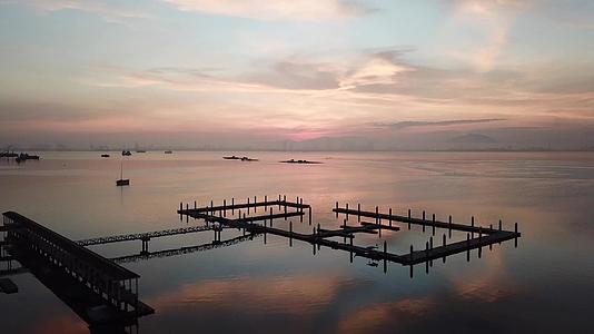 早上在杰卢东的渔夫码头上飞翔视频的预览图