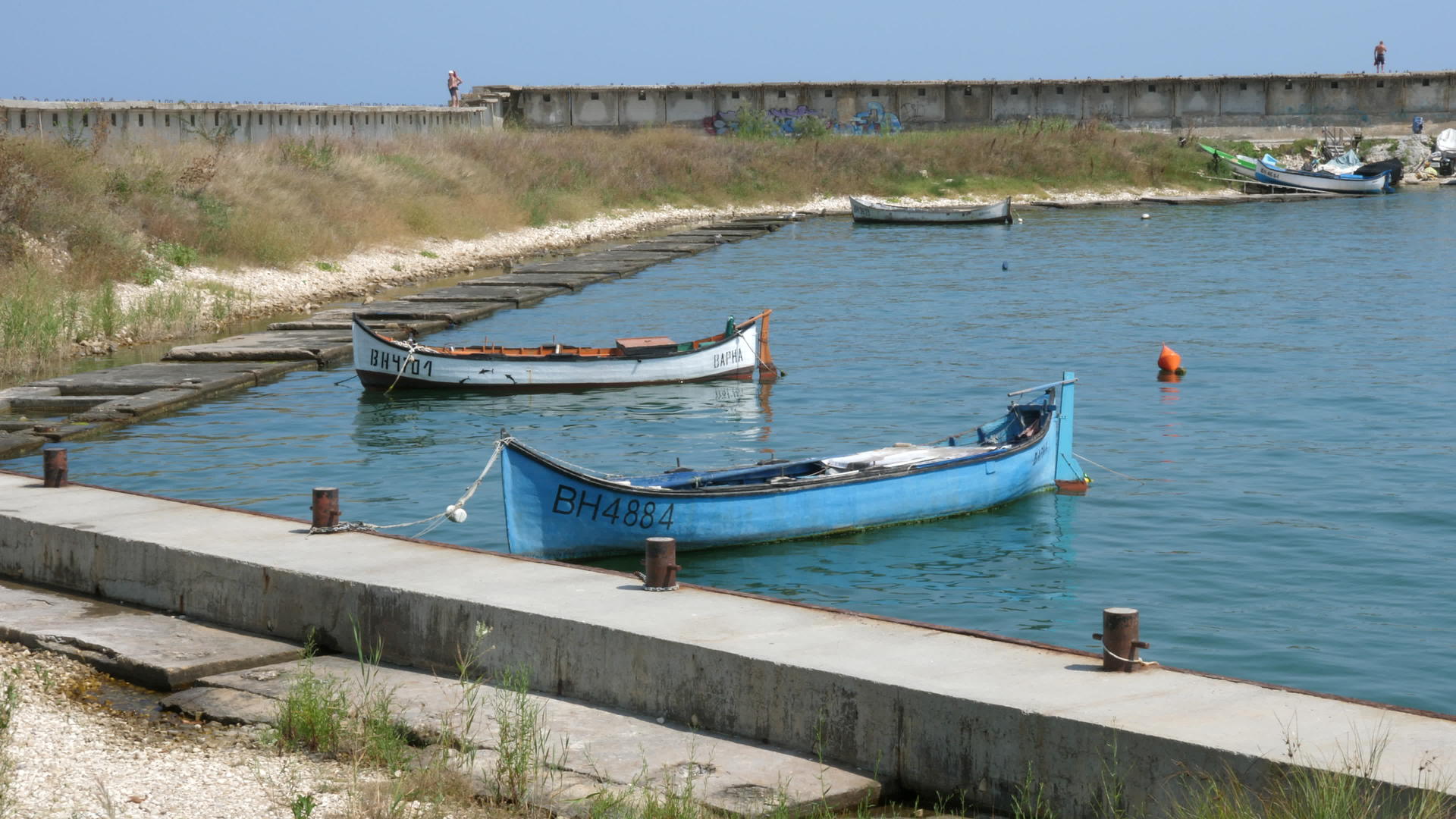 码头上的小渔船和小渔船视频的预览图