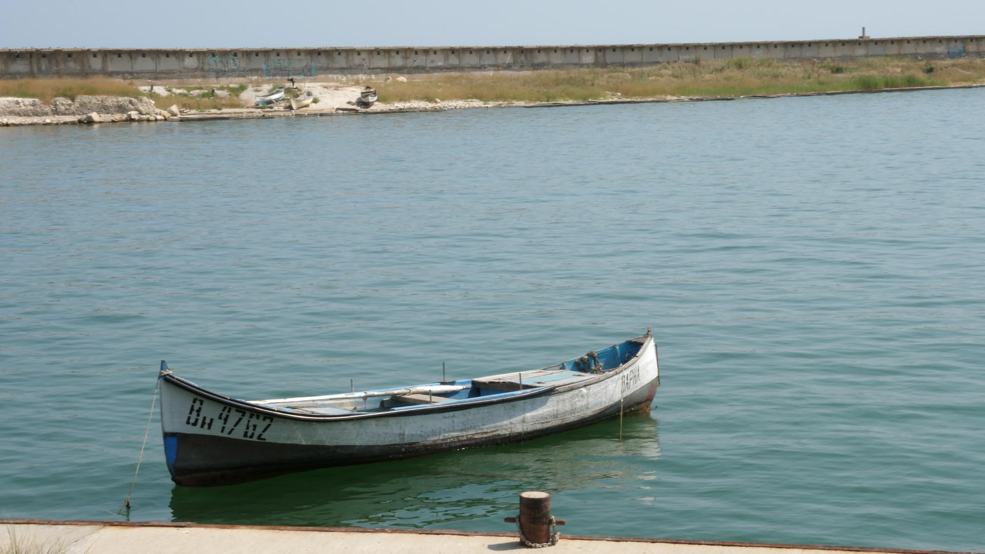 一张照片暴露在码头上的小渔船上视频的预览图