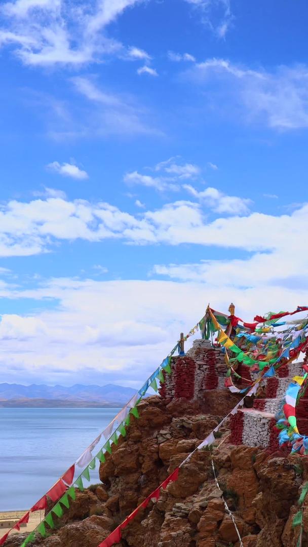 吉吾寺白塔经幡西藏湖边寺庙延迟视频视频的预览图