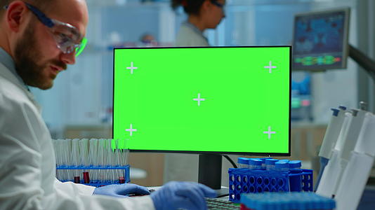 设备齐全的实验室绿色屏幕Pc工作男医生视频的预览图