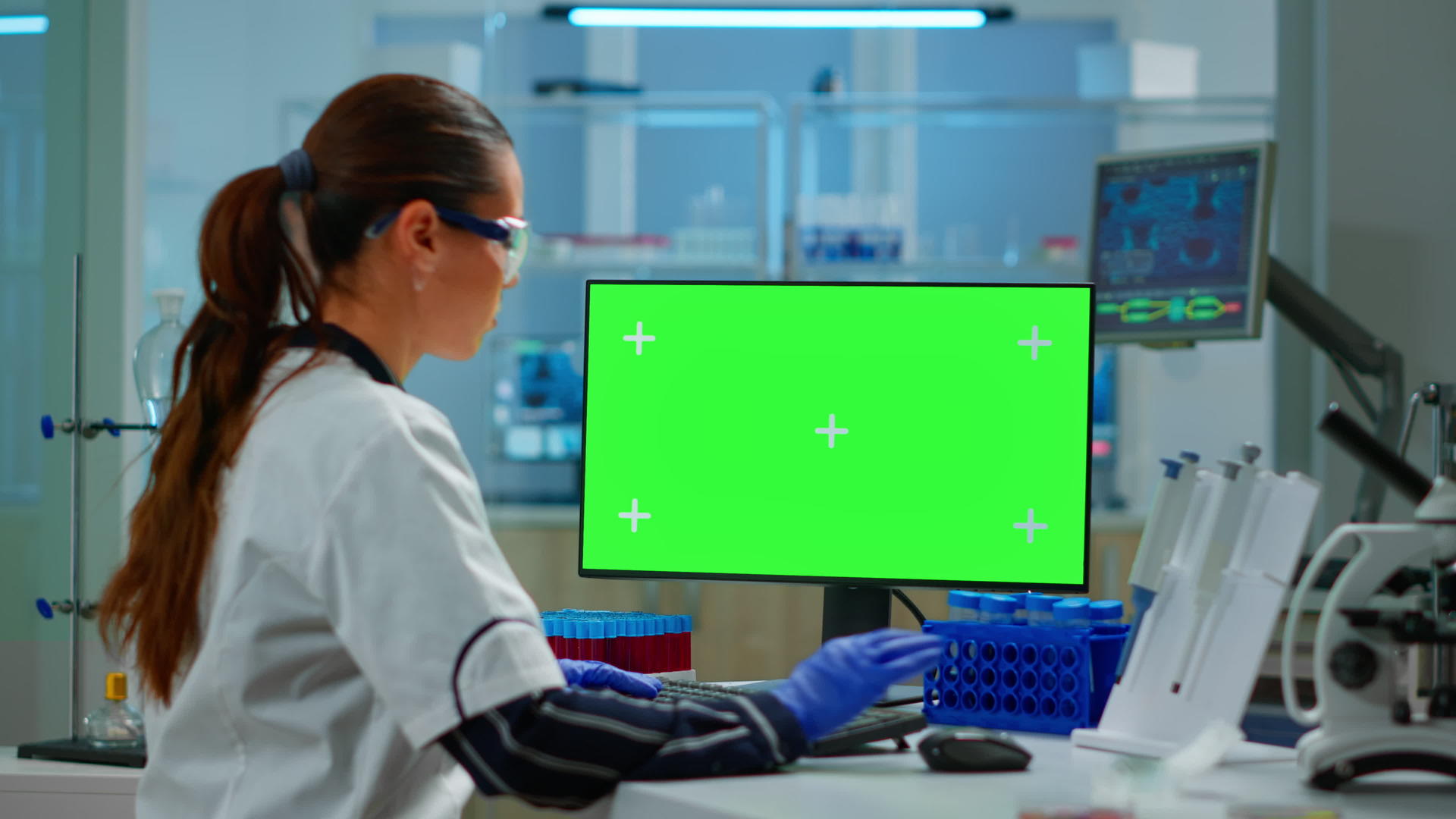 女性研究人员使用绿色屏幕模拟显示器在电脑上打字视频的预览图