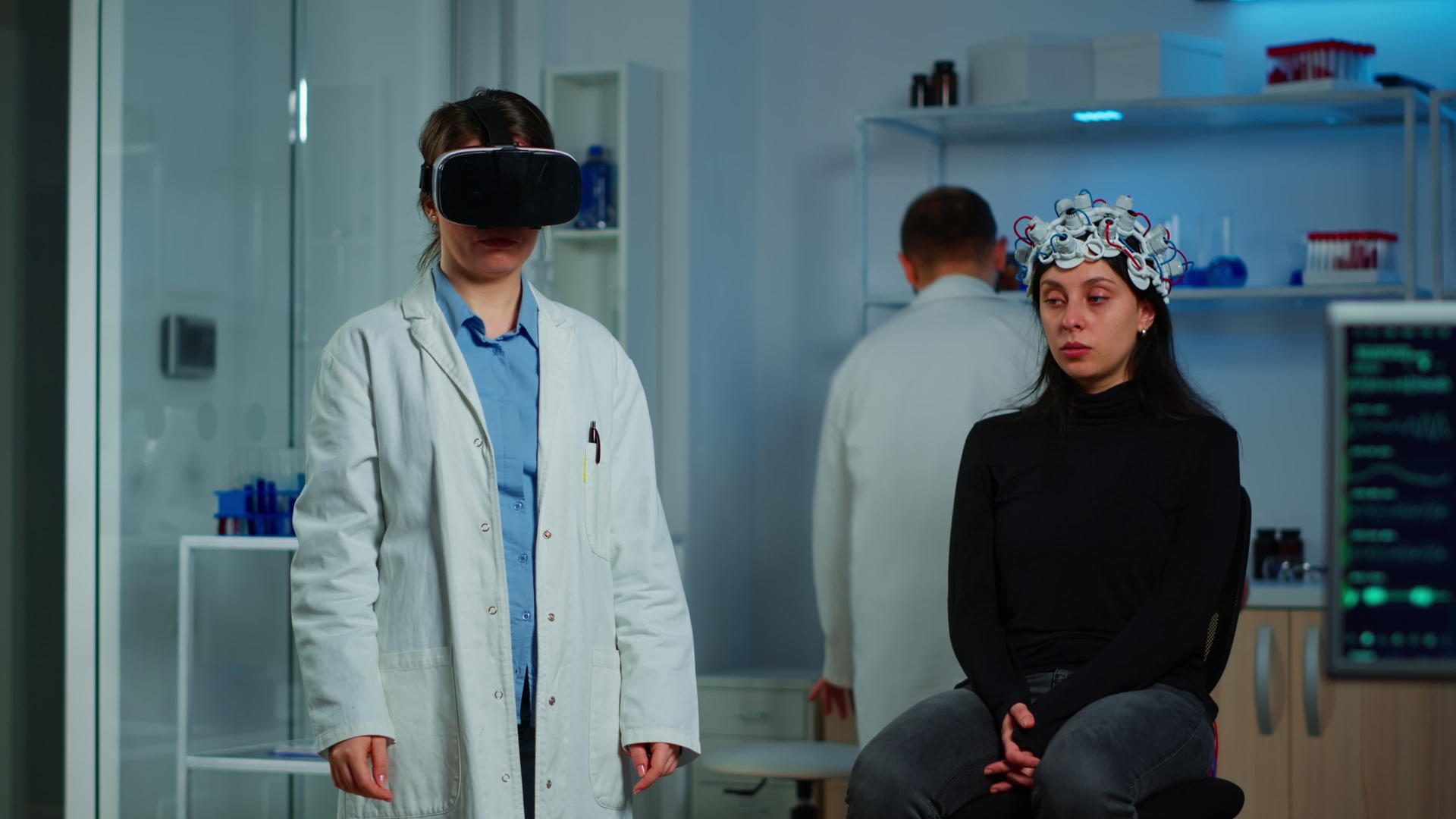专业研究人员佩戴虚拟现实眼镜；不同的专业研究人员视频的预览图