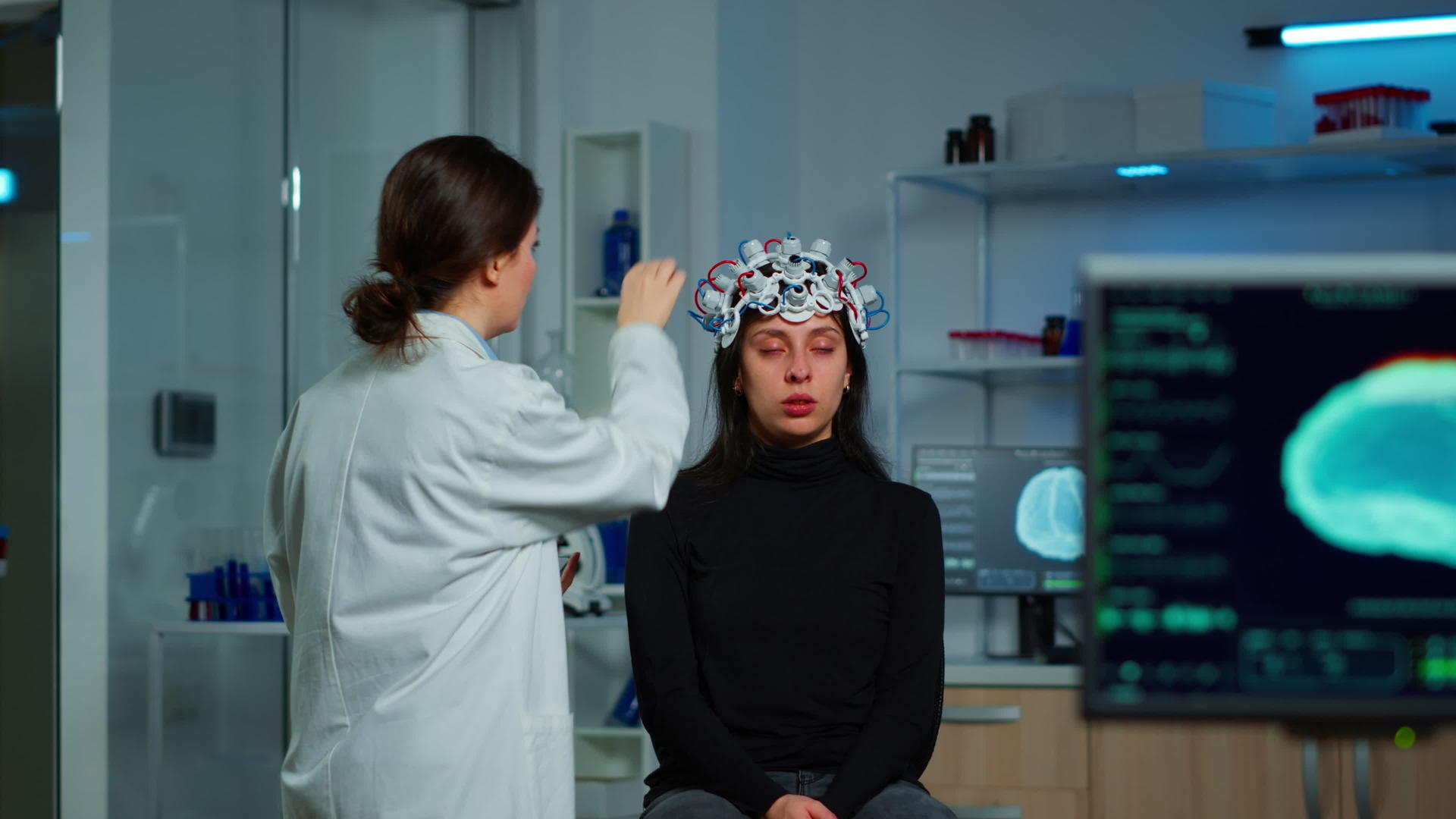 访问专业神经学研究实验室的妇女视频的预览图