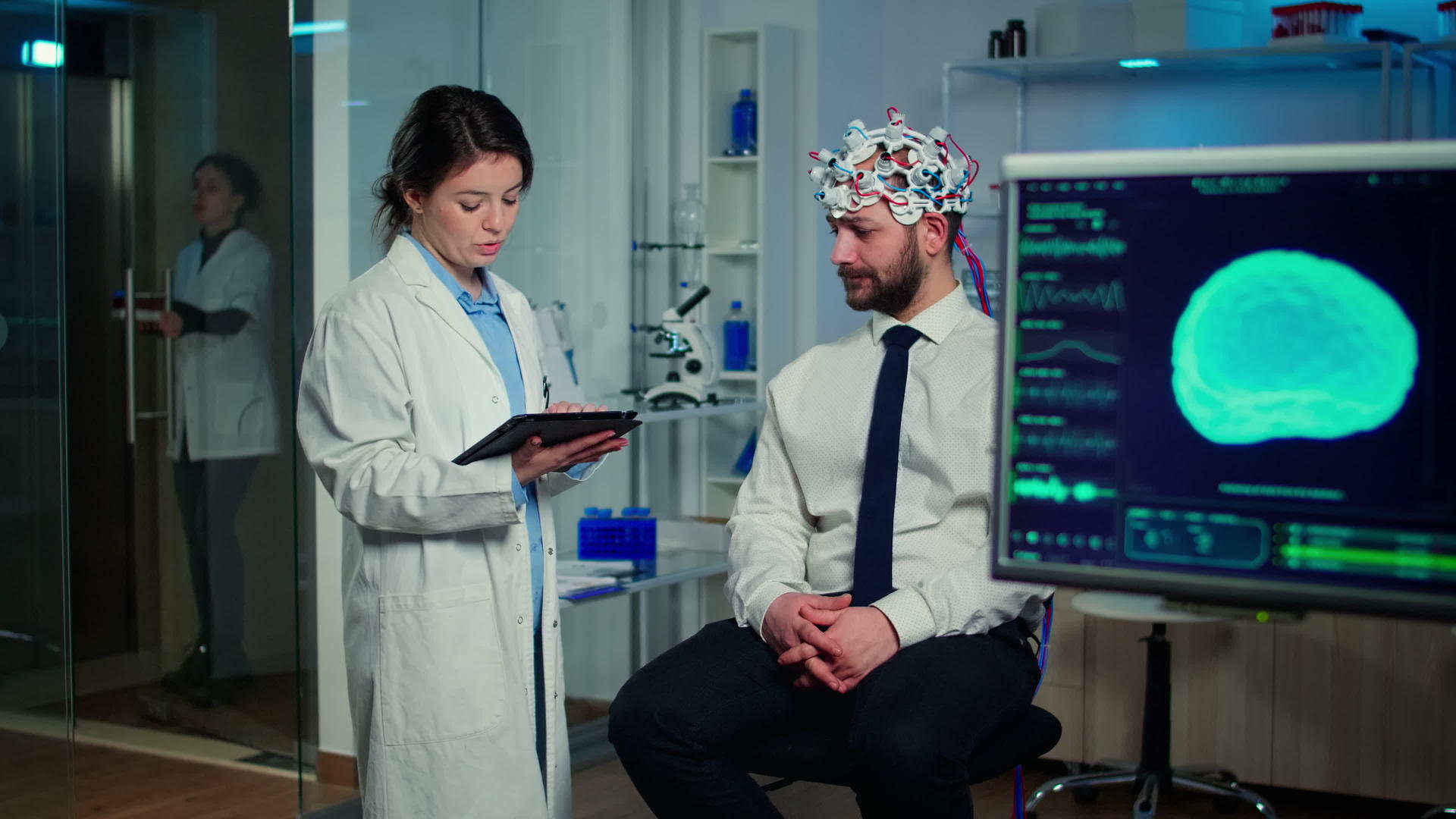 神经科学专家医生在剪贴板上做笔记视频的预览图