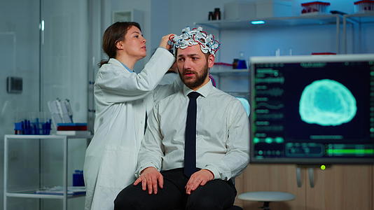 脑部扫描患者与研究人员神经学家讨论视频的预览图