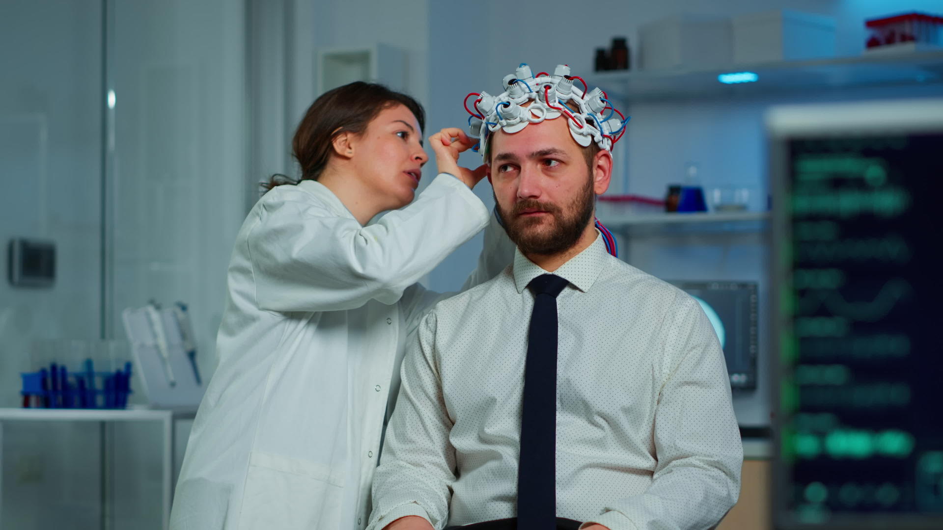 脑电波扫描耳机患者坐在脑研究实验室视频的预览图