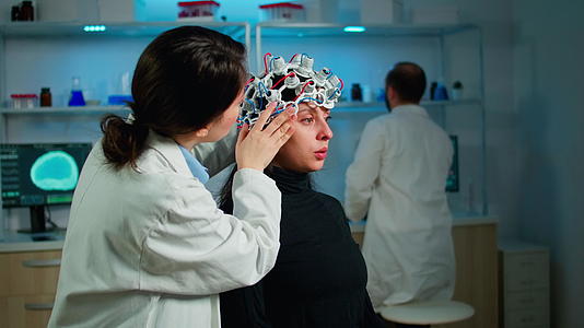 女性访问神经医学医学研究人员；女性；视频的预览图