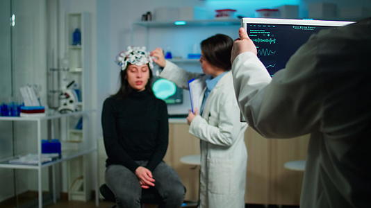 病人坐在神经椅上头戴神经椅eegheadet视频的预览图