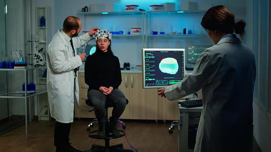 检查eeeg头盔传感器监测大脑功能的医生视频的预览图