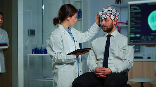 男人坐在神经椅上用脑电波扫描耳机视频的预览图
