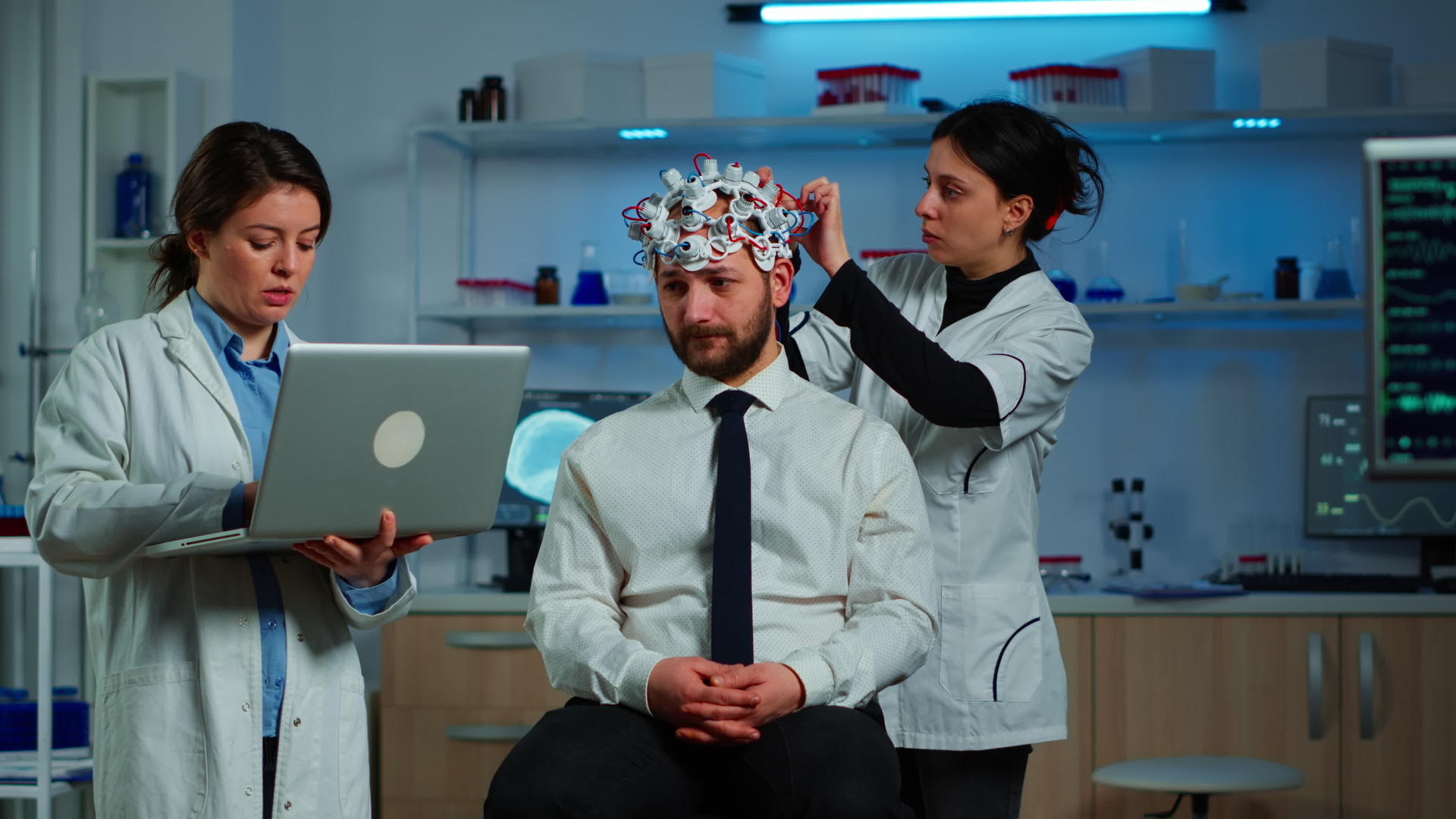在神经研究实验室工作的医生在神经研究实验室工作视频的预览图