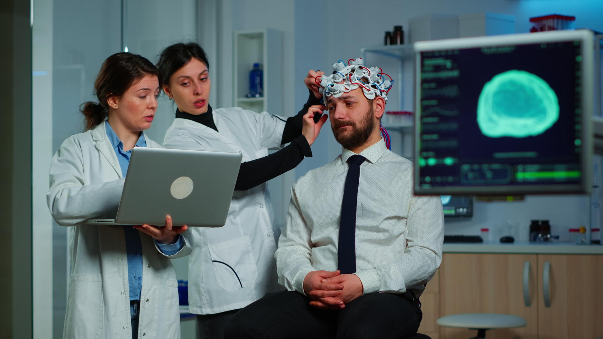 团队神经学研究人员共同开发治疗方法视频的预览图