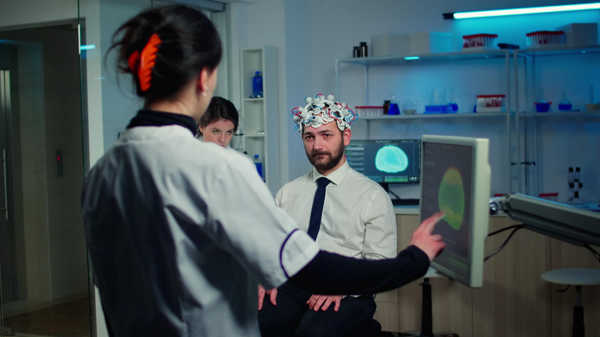 医生测试人的身体反应和神经系统视频的预览图