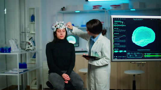 医生用平板片分析大脑扫描来检查疾病的演变视频的预览图