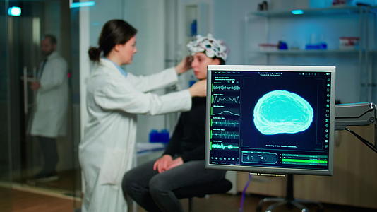 医学研究人员准备检查患者的大脑功能视频的预览图
