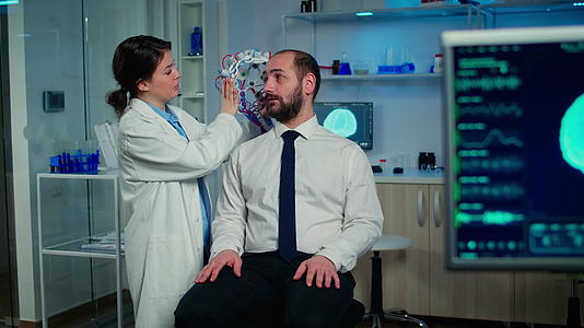 医学研究人员配备了性能脑波扫描耳机视频的预览图