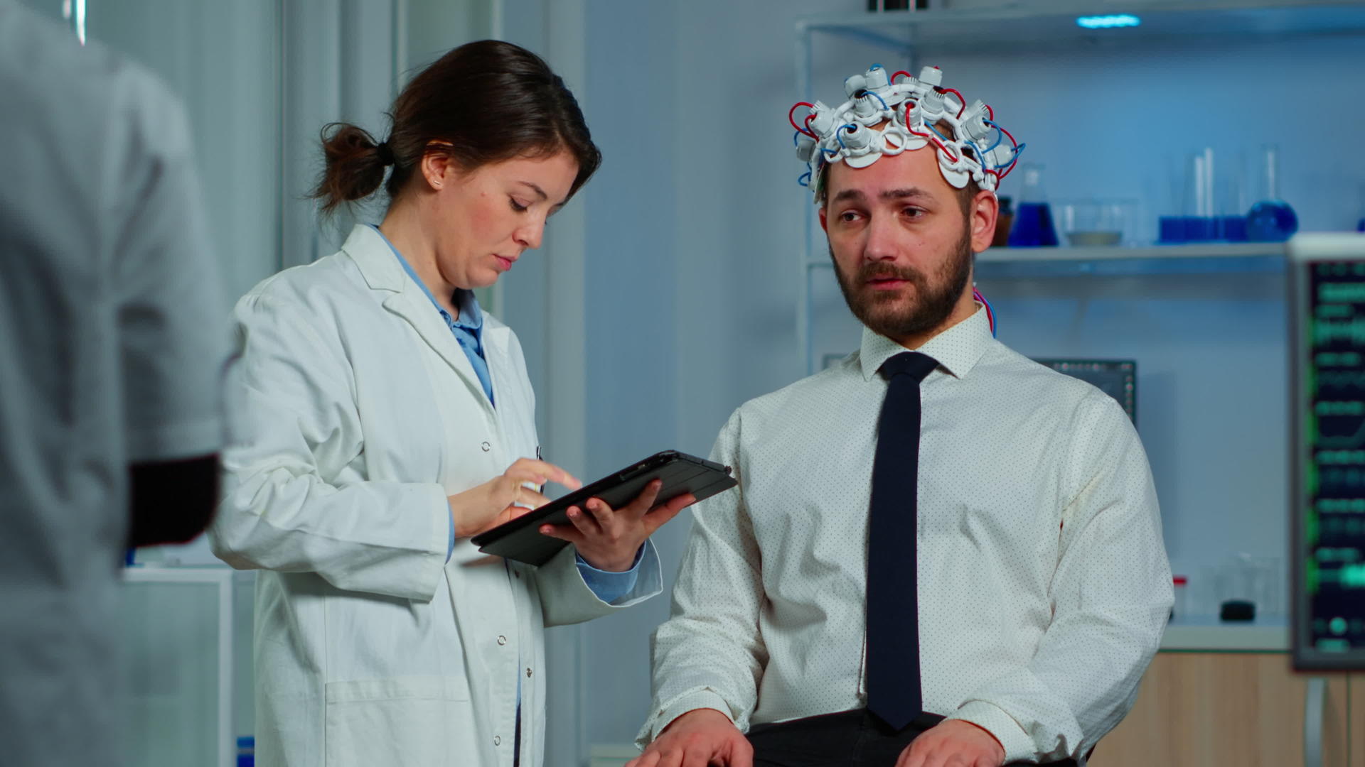 一名男子用脑电波扫描耳机访问专业医生视频的预览图